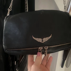 Zadig Voltaire väska!💓⚡️😍 - Säljer nu min sjukt snygga Zadig Voltaire väska den är i okej skick köpt för 2500💕🤠🧚‍♀️💘  Följer med 3 band till väskan 💕obs inte säker om jag ska sälja men tror det💕 Såld för 1700