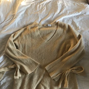 Beige stickad med rosett - Super skön, hör av er om ni vill ha fler bilder eller frågor❤️