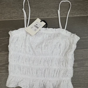 Vitt linne från bikbok strl s - Jättefint linne från bikbok som jag tyvärr inte fått användning för. Lappen sitter kvar så den är alltså inte använd utan endast provad❤️‍🔥❤️‍🔥