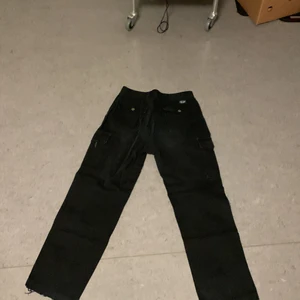 90s Cargobyxor - 90tal cargobyxor från Dockers (Levis) Super bra kvalite och ägda av min pappa på 90talet. Fin tvätt men lite fransiga längst ner. 2 fickor på sidorna och 2 på baksidan. Skriv om det är något du undrar om!