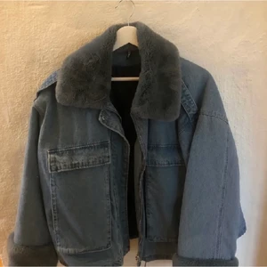 H&M jacka - !!LÄGGER UT IGEN PGA OSERIÖS KÖPARE!! Säljer nu min populära H&M jacka, knappt använt så super skick! Strl XS/S, men passar också mig som har S/M 💓