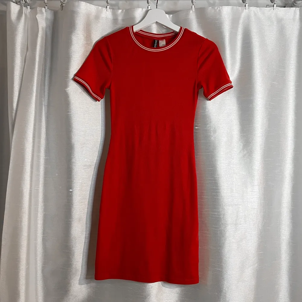 Snygg röd klänning från H&M Diveded som jag knappt har använt. Materialet är otroligt stretchigt så klänningen formar sig snyggt efter kroppen. Jag är 163 lång och har 74 i midjemått. 🌹. Klänningar.