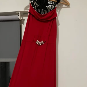 Röd aftonklänning  - Aldrig använd passar s och xs 