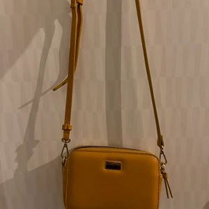 Handväska - Köpt på Åhléns, använd endast ett fåtal gånger. Frakt tillkommer