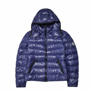 Moncler Jacka - Säljer min Moncler jacka då den ej kommer till användning! Den är i storlek S och sparsamt använd i cond 9/10 🥰 Äkthet går att bevisa💘 hör av vid föer frågor! Retail pris : 10.000kr mitt pris: 3800!🌷 vid snabb affär kan pris disskuteras! Kan mötas och frakta!
