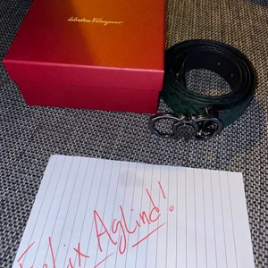 Ferragamo bälte  - Säljer detta sjukt sköna och ovanligare bälte med ett snyggt grönt läder, samt en design som är oerhört rare och snygg! Retail är 4,5 tusen  Size 105cm passar från w30 till w36 