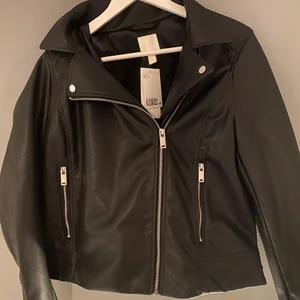 Skinnjacka  - Säljer denna super snygga skinnjackan från H&M🖤 Den är helt oanvänd med prislappen kvar på. Säljer pga att den inte riktigt var min stil. Storlek 42 men den är ganska liten i storleken så passar S/M bättre, om man vill ha den lite oversized. 150kr + frakt❤️‍🔥