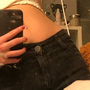 Lågmidjade cheap monday jeans - Lågmidjade svarta cheap monday jeans med cool knapp och märkeslapp på baksidan. Fungerar att matcha med allt och är i skönt material som känns hållbart. Jeansen har coola dragkedjor på bakfickor och vid anklarna vilket ger dom en unik touch. Passar nog bäst på storlekarna xxs-S (32, 34, 36). Möts gärna upp för köp i Stockholm annars står köparen för frakten!😄