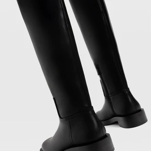 Svarta höga boots - Svarta höga boots från stradivarius. Inköpta i slutet av oktober och är använda endast ett fåtal gånger. Säljer pga storleken inte passar mig. Ord pris är 700 kroner men säljer för 400 eller högsta bud. Kan mötas upp i centrala Stockholm eller skicka (köpare står för frakt). ❤️‍🔥