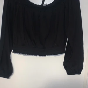 Svart tröja - En fin svart tröja till sommaren. Säljer den för jag redan har en. Fick den som födelsedagspresent. 