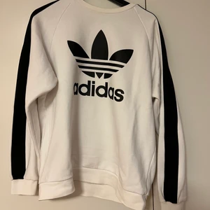 Adidas hoodie storlek M - Storlek M, VÄLDIGT bekväm men tyvärr för kort för mig. Den är i väldigt bra skick 8/10