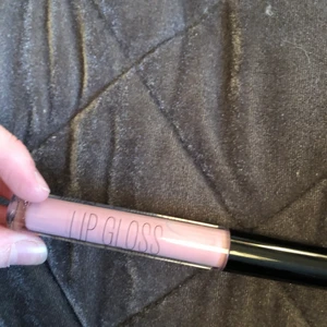 Lip gloss - Läppglans från H&M. Oanvänd! Köpt för ungefär 2 år sedan!