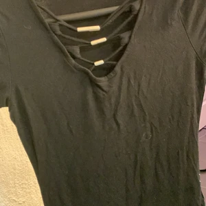 Svart tröja  - Svart t-shirt med kors på bröstet 😍älskar denna 