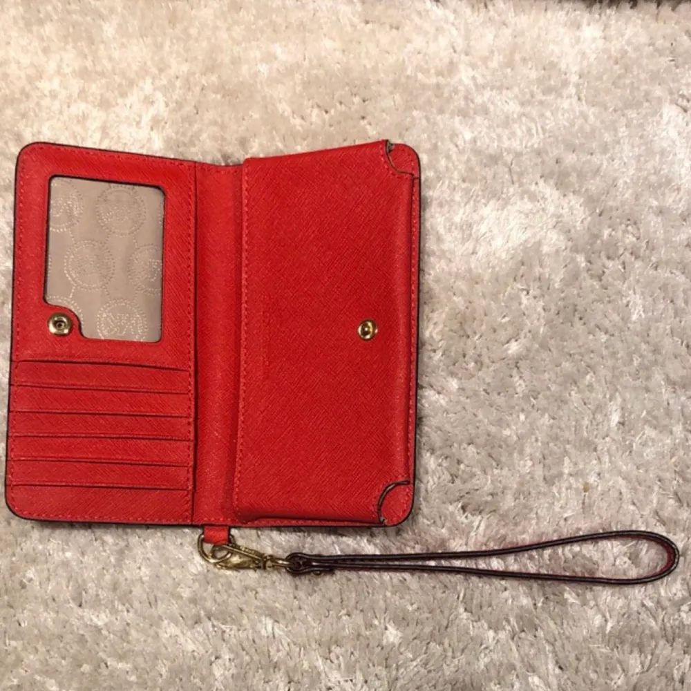 Röd Michael kors plånbok, i väldigt fint skick. Köparen står för frakt (24kr). Övrigt.