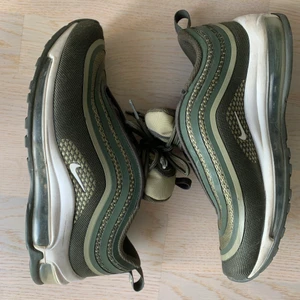 NIKE AIR MAX 97 - Säljer dessa fina och unika 97or, köpta från Zalando i storlek 37.5, nypris: 1800 kr ——- har använts ca 4 gånger — alltså i väldigt gott skick! Köpare betalar frakt: 66 kr spårbart! Skriv vid fler frågor 🥰