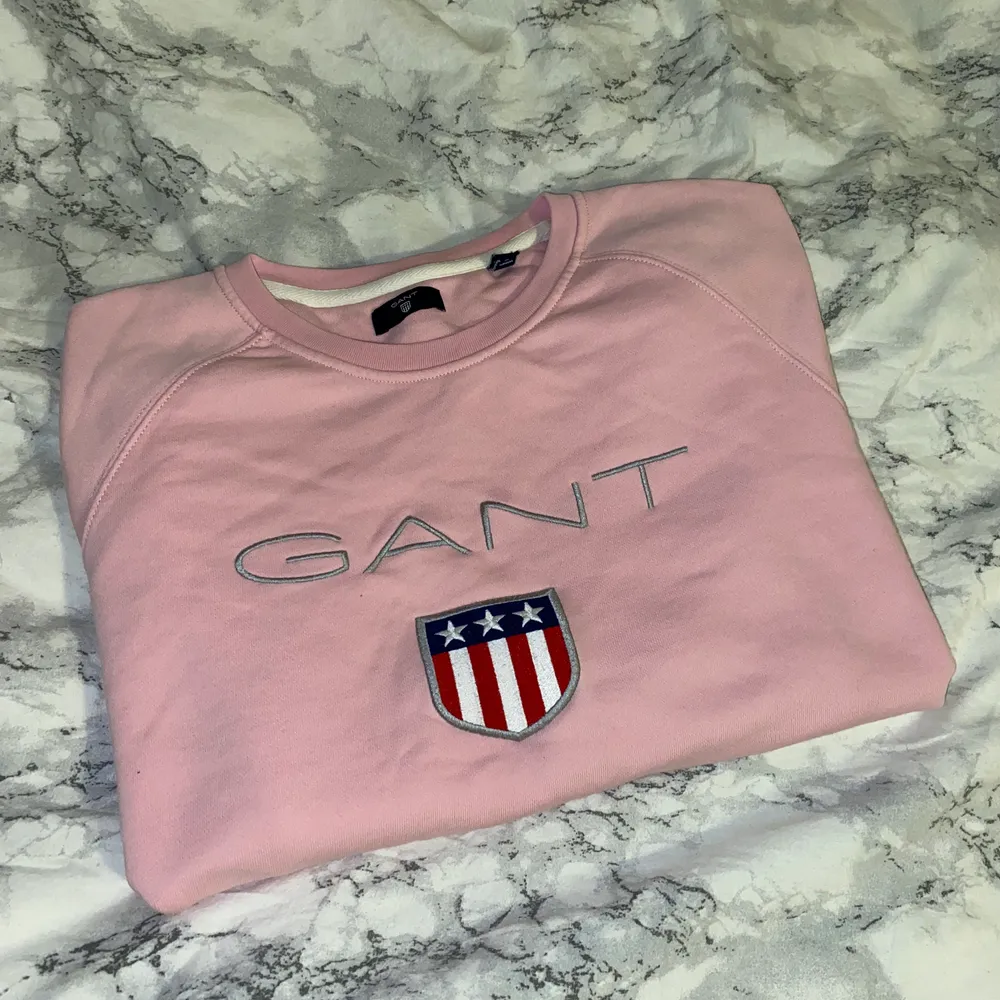 En fin rosa Gant tröja i storlek L, skulle säga att den är rätt liten i storleken. För övrigt fin och i bra skick! Kan frakta men då står du för frakten själv! Nypris 999kr så säljer den för 200kr, priser kan diskuteras om ni har några synpunkter😋. Tröjor & Koftor.
