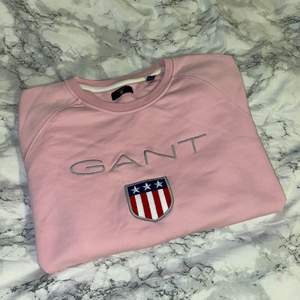 En fin rosa Gant tröja i storlek L, skulle säga att den är rätt liten i storleken. För övrigt fin och i bra skick! Kan frakta men då står du för frakten själv! Nypris 999kr så säljer den för 200kr, priser kan diskuteras om ni har några synpunkter😋
