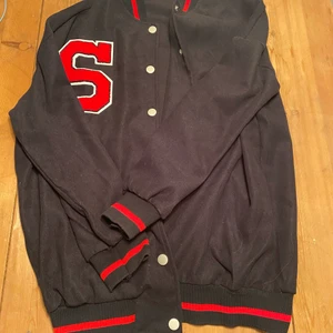  College jacka I storlek M  - En as snygg jacka med röda detaljer. Denna kan man ha oversized eller som vanligt så passat XS-L 