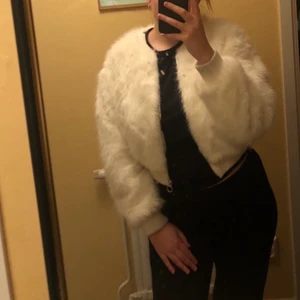 Vit pälsjacka strl M - Skön pälsjacka från Brandy Melville i ok skick. Ha i åtanke att jag är ganska lång (182cm) och att jackans passform är lite kortare på mig
