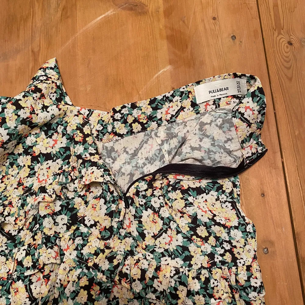 En super söt och snygg kjol i blommigt mönster. Aldrig använd. En dragkedja på sidan så det är smidigt att ta på. . Kjolar.