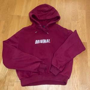 En fin lite kortare, vinröd hoodie från H&M i storlek S, knappt använd så är fortfarande väldigt mjuk och fin på insidan🥰 40kr + frakt💞