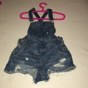 H&M kläddplagg. Storlek 36.  - Det härplagget är snyggt med ett par leggings och en turtleneck tröja under. 💜