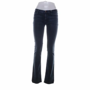 💙 - Säljer dessa utsvängda jeansen och lågmidjade,  köpta från Sellpy men var tyvärr alldeles för långa för mig, dom är i storlek 29 vilket motsvarar ungefär 36