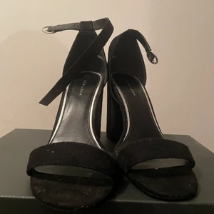 Hög klackar 👠  - Hög klackar strl 41. Har använd den en gång ni ser på den tredje bilden att den är väl ditt fint på under lag