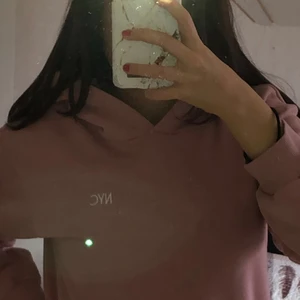 Vet inte  - Jätte fin hoodie men mörk rosa färg har många rosa så ja går på frakt för 66 eller 70 kr❤️ använt typ 4 gånger funkade bra faktiskt 