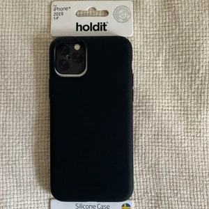 Helt nytt iPhone 11 PRO skal - Säljer ett iPhone 11 PRO skal från holdit! Säljer pga jag köpte fel då jag har en iPhone 11. Det är helt nytt och därav aldrig använt, så det är i mycket bra skick. Frakt tillkommer💕