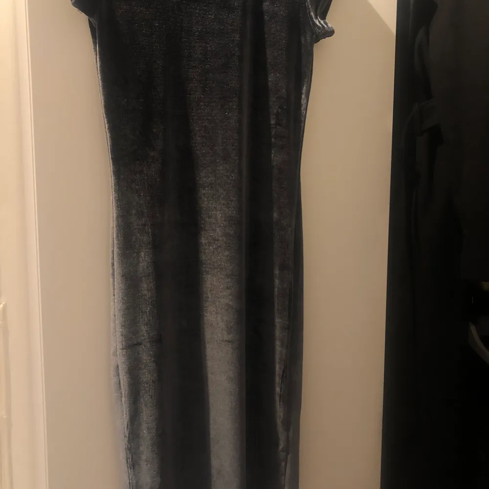 Superfin klänning ifrån ichi! Oanvänd. Tight passform men skönt och stretchigt material! 💜 perfekt till nyår 🍸. Klänningar.