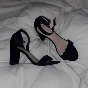 Svarta klackskor  - skit snygga klackskor med gulddetaljer,  använda fåtal gånger men är i nyskick. Står storlek 38 men hade sagt dem är mer mot en 37 möjligtvis en liten 38. Hade sagt klacken är cirka 7-8cm hög:)