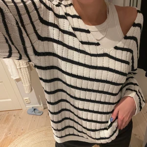 Stickad tröja från zara - Oversized stickad tröja. Frakt tillkommer (60 kr)