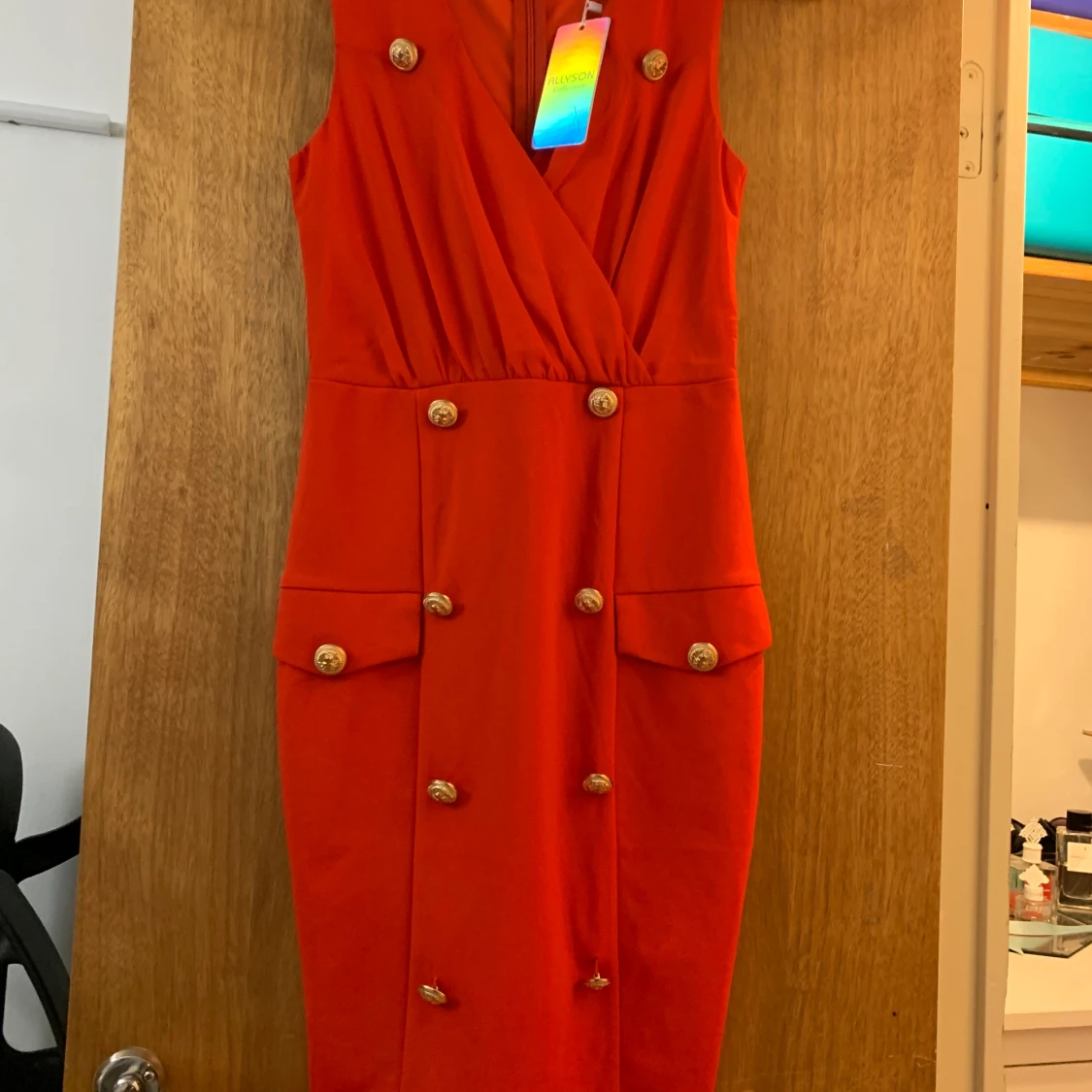 Röd klänning med gulddetaljer , hollies - 90