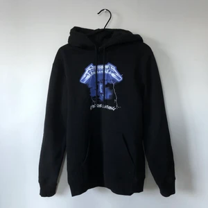 Metallica hoodie - Säljer min metallica hoodie från H&M! Så cool men får inte användning av den längre tyvärr. Från herravdelningen men funkar för vem som helst! Kan mötas upp i Sthlm, annars står köparen för frakten 💜💕