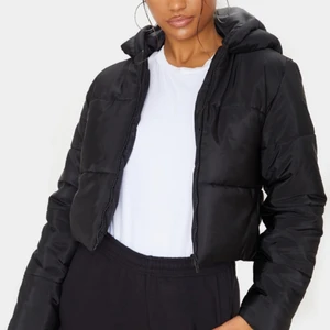 Puffer jacket - Svart puffer jacket från prettylittlething i lite tunnare material! Säljer pga att den inte kommer till användning. 