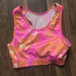 Träningstopp - Söt orange/rosa träningstopp jag har använt några gånger. I ett fint skick utan fläckar och hål. Vet ej märke eller stroke men kan passa XS-S💖