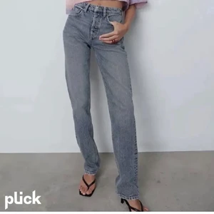 Zara mid rise jeans - Säljer ett par as snygga jeans från zara i en jättefin gråblå färg. De är i storlek 34 men passar mig som är en vanlig 36! Frakten ingår inte i priset. Skriv privat vid frågor eller för fler bilder.
