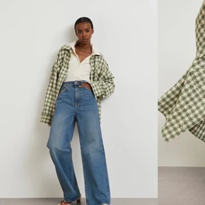 Idun Wide Jeans  - Jag och modellen på bilden är lika långa, jeansen passar därför bra på dem som är över ca 170 cm och vill ha långa byxor. Byxorna är i ett bra skick, men har däremot används ganska mycket. Ganska stora i midjan (storlek 36) och skulle därför vilja säga att dem även passar er som annars bär 38/M i vanliga fall. Ganska overzised jeans generellt💖💖 Priset går såklart att diskuteras om!