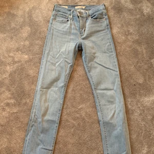 Levis jeans - Ljusblåa jeans från Levis i storlek 26 och modellen 724. Raka ben men sitter tight över rumpa och lår 🤍