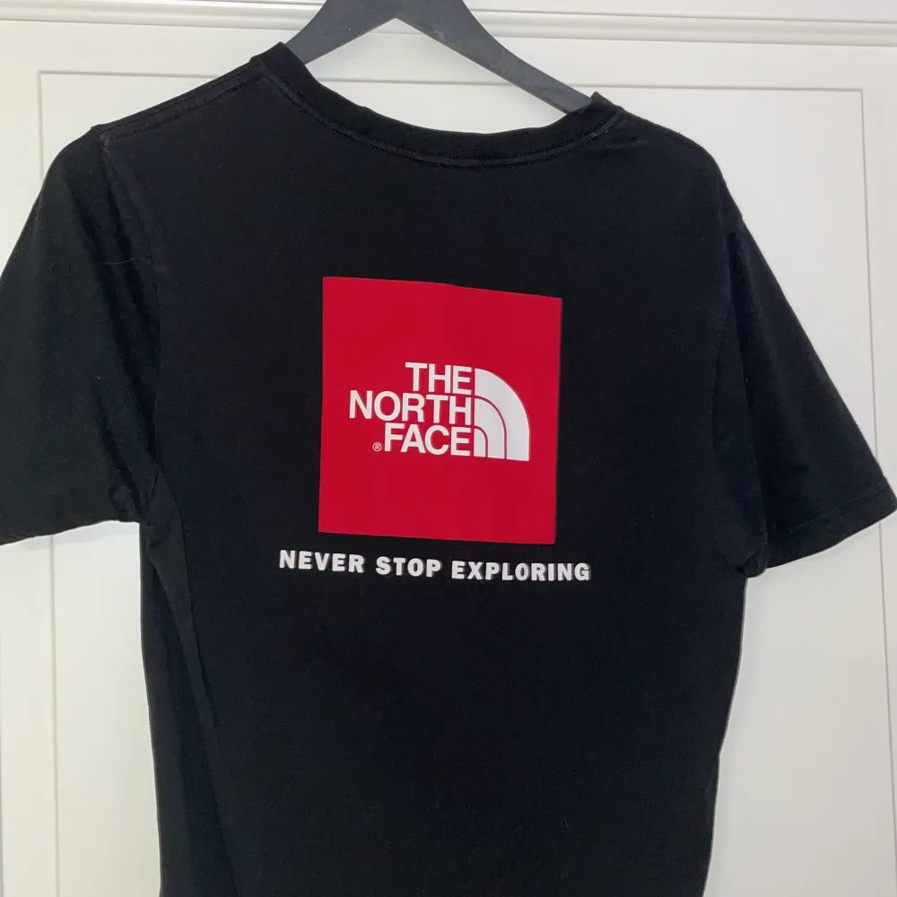 North face tshirt i väldigt bra skick. Använd ett fåtal gånger . T-shirts.