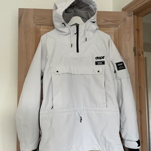 Dope skidjacka XS - Jättefin skidjacka från dope. Bara använd en skidresa. Nypris: 1900kr.❤️ Säljer för 890kr men pris kan diskuteras!