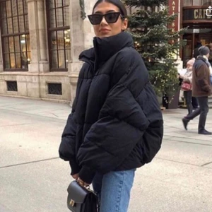 Zara jacka - Säljer min supertrendiga cropped zara jacka köpt förra vintern (nypris 799kr). Endast använd fåtal ggr så i mycket gott skick, säljer pga att den ej kommer till användning. Storlek Xs men är ganska oversized så skulle även passa S eller M. Köparen står för frakt🤍🤍🤍