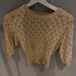 Topp/blus - Jätte fin och söt blus, säljer då den itne kommer till användning, den är lite kortare slutar precis över magen med lite ballong armar! Köpt för 299 men finns ej kvar i butik längre. (Köpare står för frakt! Ca 66 kr) 