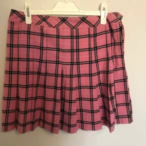 Rutig kjol - En jättecool rosa rutig kjol, säljer då den är för stor för mig