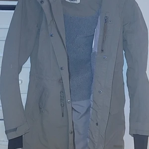 Vinter jacka - En varm längre jacka med luva, den går att dra ihop i midjan med snören. Det finns "vanliga" fickor och även en innerficka. Inge fel på den det som kan va är att dragkedjan är lite trög men inget större fel eller problem. Säljer den då jag inte har användning för den.