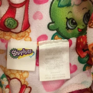 Shopkins pyjamas tröja - Använd 2 gånger och är liten för mig. Skön i material och fina mönster.
