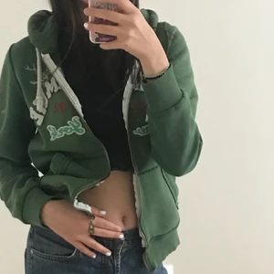 💚 - Säljer denna coola vintage koftan💕 Den e köpt i NewYork💕 fick den i present men kommer den kommer aldrig till användning💕 (kan även bytas mot en gap eller bape hoodie i vilken som hällst färg) 