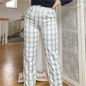 kostymbyxor  - Säljer dom här superfina kostymbyxorna för dom inte passade som jag ville. Aldrig använda själv men köpta här på plick🤗  Från NA-KD (lånade bilder)