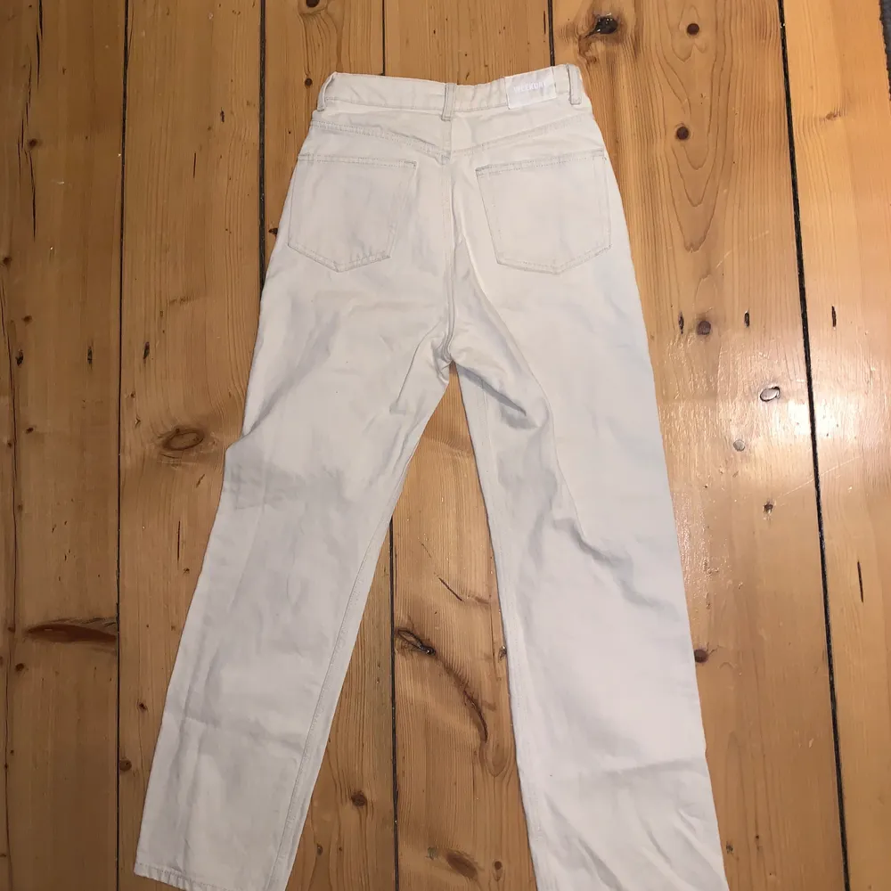 WEEKDAY JEANS ROW, strl 26/30, beiga, säljer pga för små, orginalpris: 500, säljer för 300+frakt. Jeans & Byxor.